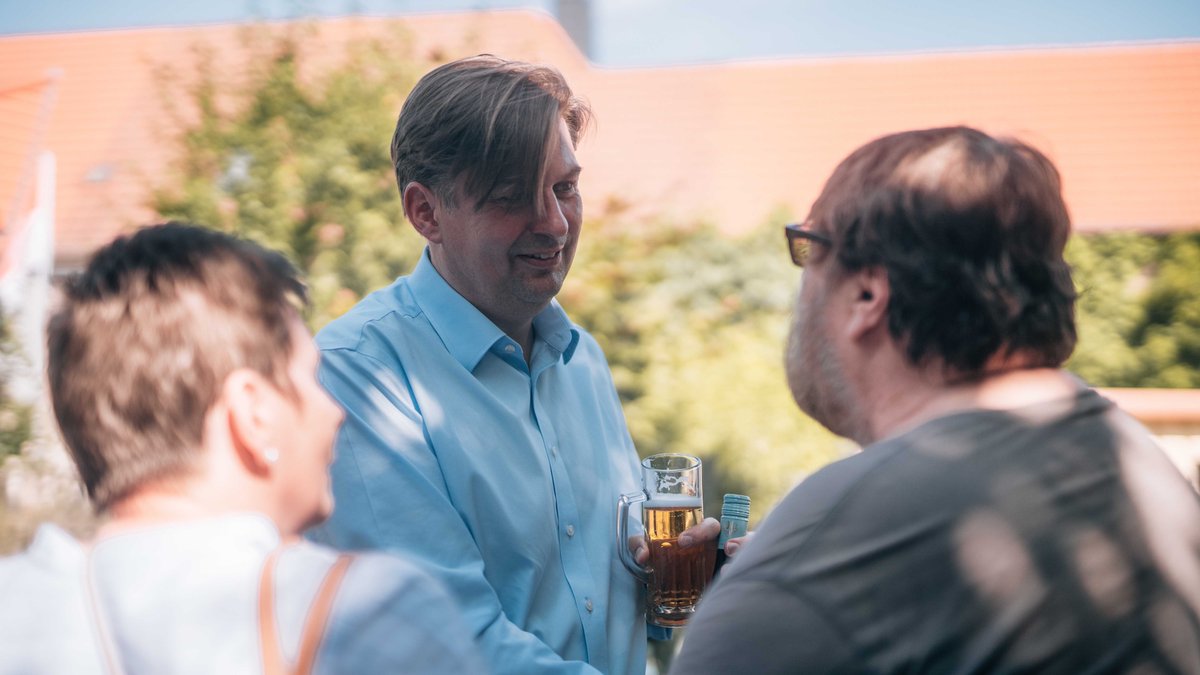 SiNetz's tweet photo. 📸Dr. Thor von #Waldstein und der #AfD-Europaabgeordnete @KrahMax auf dem #Sommerfest in #Schnellroda #sr0708 /🧵 https://t.co/TmKLJHFZcy