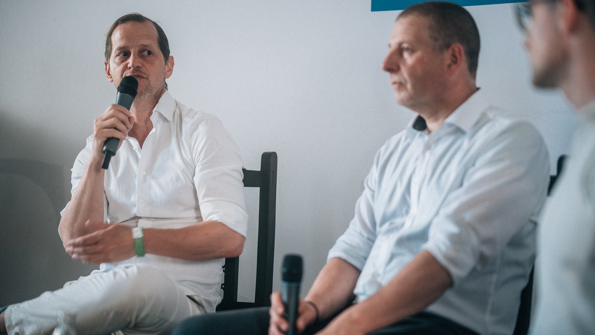 SiNetz's tweet photo. @KrahMax @MSLive_aut 📸 #AfD-Bundestagsabgeordneter @RogerBeckamp auf dem #Sommerfest in #Schnellroda #sr0708 /🧵 https://t.co/OwmmGFHRsQ