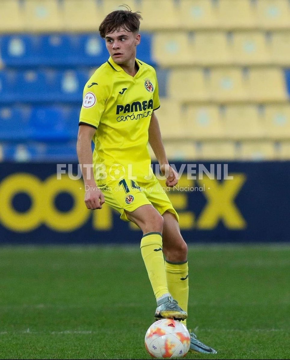 ADRIÁN RUIZ (2004) dará el salto al fútbol amateur para competir en el Villarreal 'C' en la 23/24 ✅

⚽Más de 2300' disputados este curso jugando un total de 32 partidos.

🙌Titularísimo en el Juv A, se espera que tenga importancia en el segundo filial

📸 <a href="/futboljuvenil_/">Fútbol Juvenil</a>