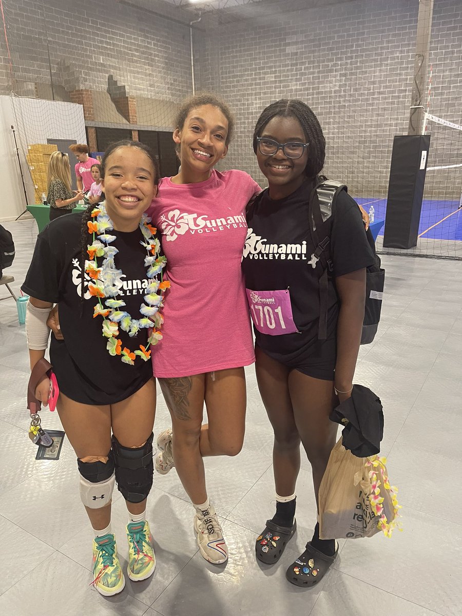 So excited for this upcoming season at tsunami Cobb volleyball and to be able to play up an age group on 18-1 Sarah!
I love this picture with my past 16s coach and old teammate jala https://t.co/izztEvROBj