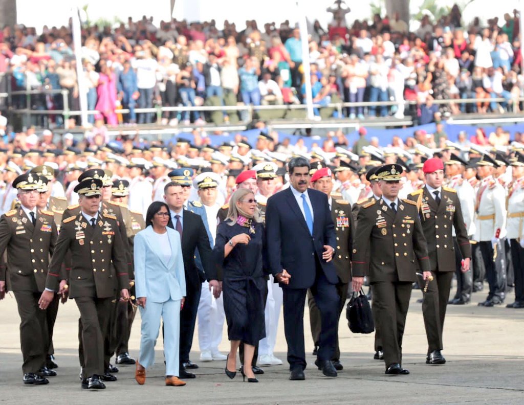 #EnFotos📷: Desde el Patio de Honor de la UMBV Pdte @Nicolasmaduro acompañado del Alto Mando Militar, presidió acto de Ascenso Conjunto de Alféreces y Guardia Marinas así como también el pase a la Reserva Activa de las Promociones egresadas en 1990.
#GeneraciónTricolor