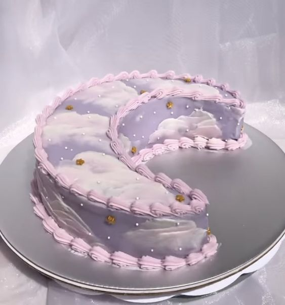 daily_dolce's tweet photo. Crescent moon cake by twiinkleycakes https://t.co/wLGa8qs42t