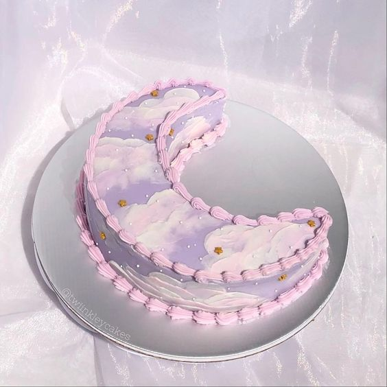 daily_dolce's tweet photo. Crescent moon cake by twiinkleycakes https://t.co/wLGa8qs42t