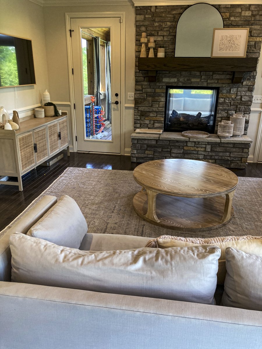 AaronSiepierski's tweet image. Get lost in the beauty of modern home decor. 💙

Swing by this weekend only and experience luxurious vibes right at your fingertips. Happy hunting! 🛒

📌 3456 Hillshire Ct Ypsilanti, MI 48198

#modernhomedecor #modernstyle #modernlivingroom #modernlook #livingroominspo