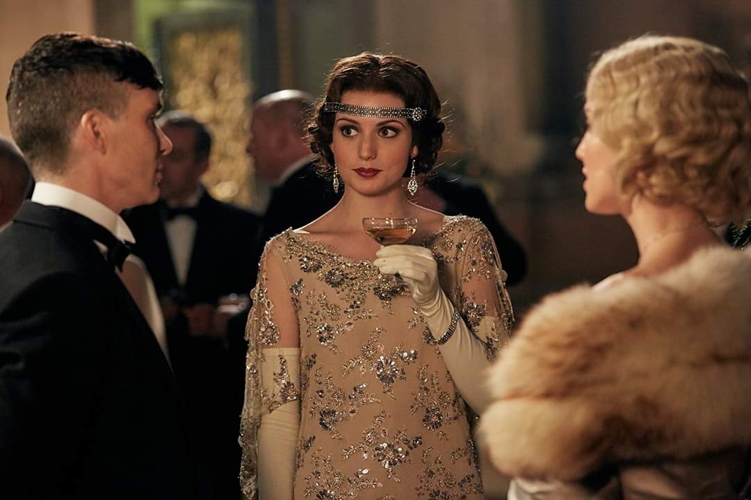 الاسد الواثق في نفسه .. لا تغريه اللبؤات المحيطه به 👌