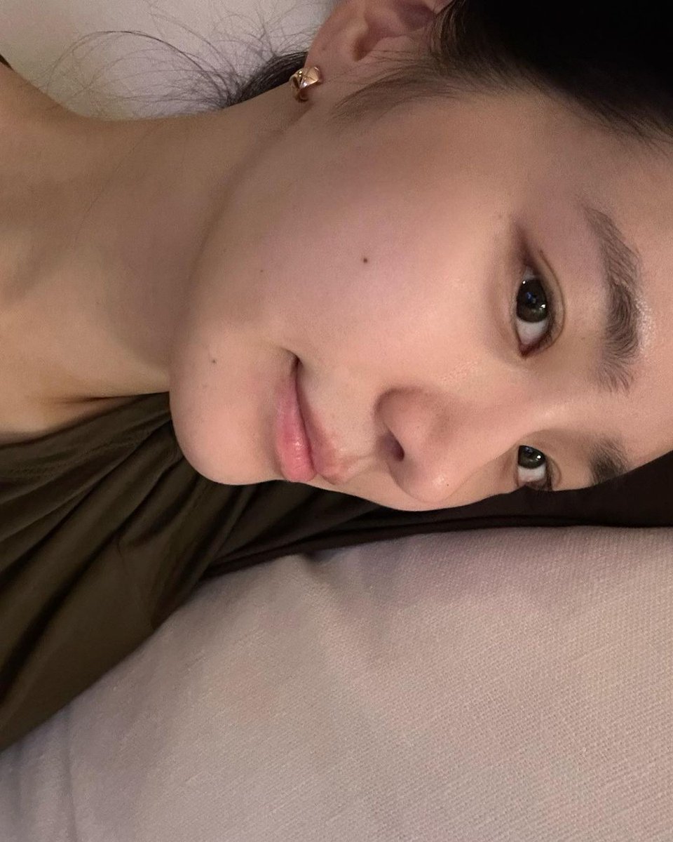 gyouyoung's tweet photo. Eating some sweets indeed makes you feel better after a tiring day of work.✨ https://t.co/nE99wjpHRy