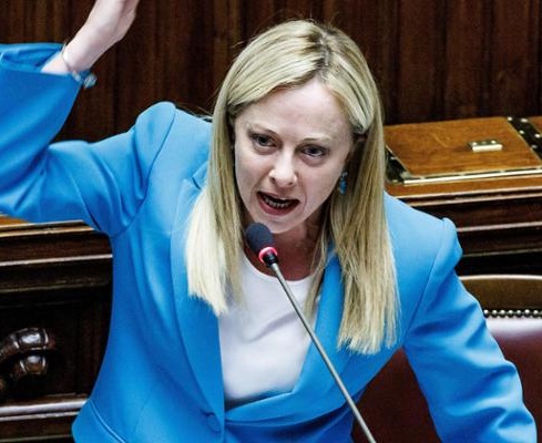 leo_cecchi91's tweet image. #Meloni parla di un “complotto” ai danni della destra. 

È una carta vecchia che, guarda caso, si giocano quando si scopre che la gente che porta nei ministeri e in parlamento ha situazioni ambigue se non torbide. 

Di questo complotto non si sa mai chi ne fa parte, non ci sono
