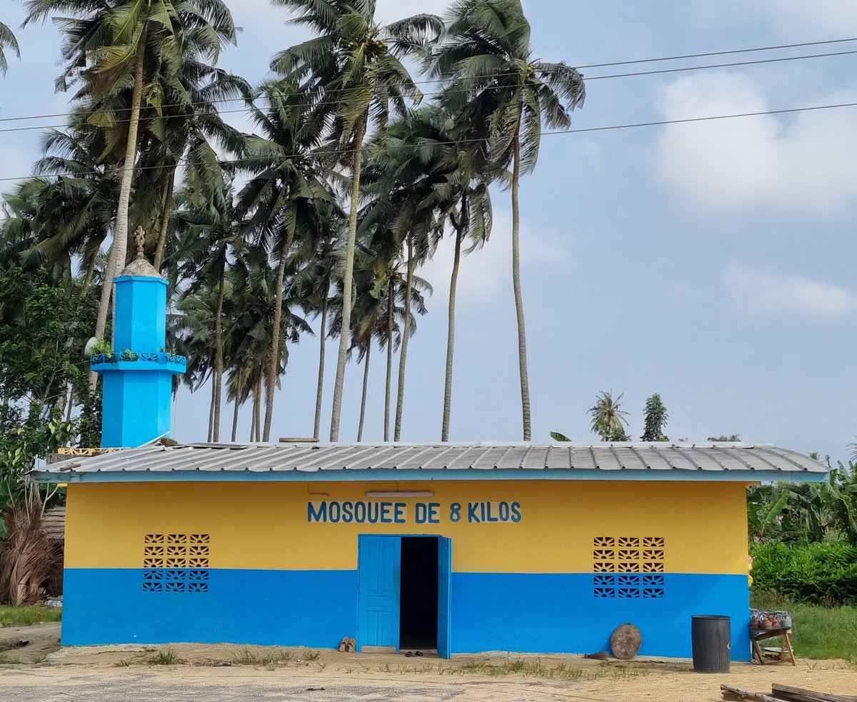 RafaSorianoO's tweet photo. La Mosquée de 8 kilos #Yaou. Est-ce que quelqu'un peut m'expliquer pourquoi on l'appel comme ça? #SublimeCoteDivoire https://t.co/dJvl6cgS5o