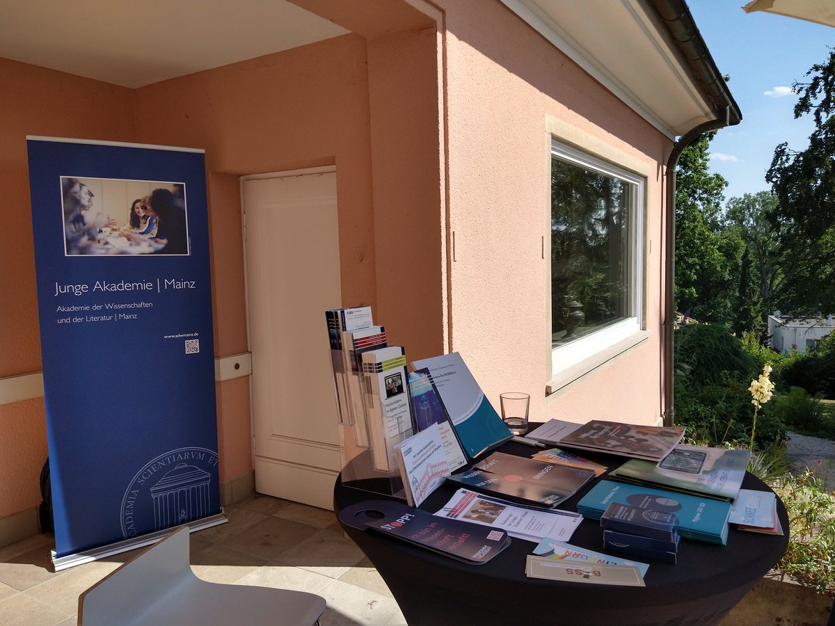 Happy Birthday Werner Reimers Stiftung! 🥂🥳
Ich freue mich, das 60-jährige Jubiläum der Stiftung mitfeiern zu dürfen und an einem Thementisch von der #JungeAkademieMainz zu erzählen! Ganz im Vordergrund: unser schönes Kooperationsformat, die Denkwerkstatt #Reimerstage