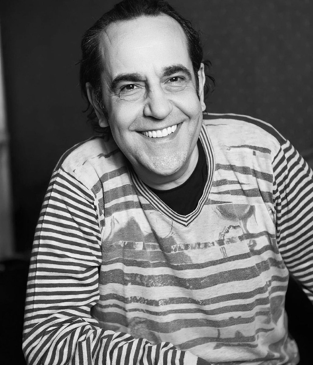 Sesi ve oyunculuğu ile gönüllerimizde yer edinen değerli sanatçı #ÖzkanUğur'u kaybetmenin derin üzüntüsü içerisindeyiz.
Kendisine Allah'tan rahmet; ailesine ve tüm sevenlerine başsağlığı dileriz.