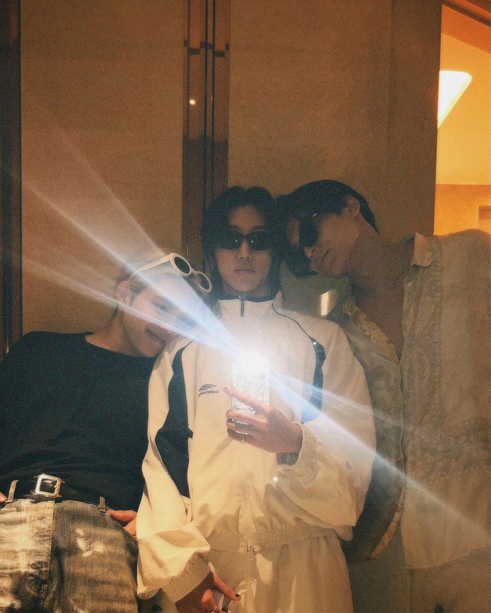 _kwonhae's tweet photo. BOYFRIENDS https://t.co/HRr8ilPJls