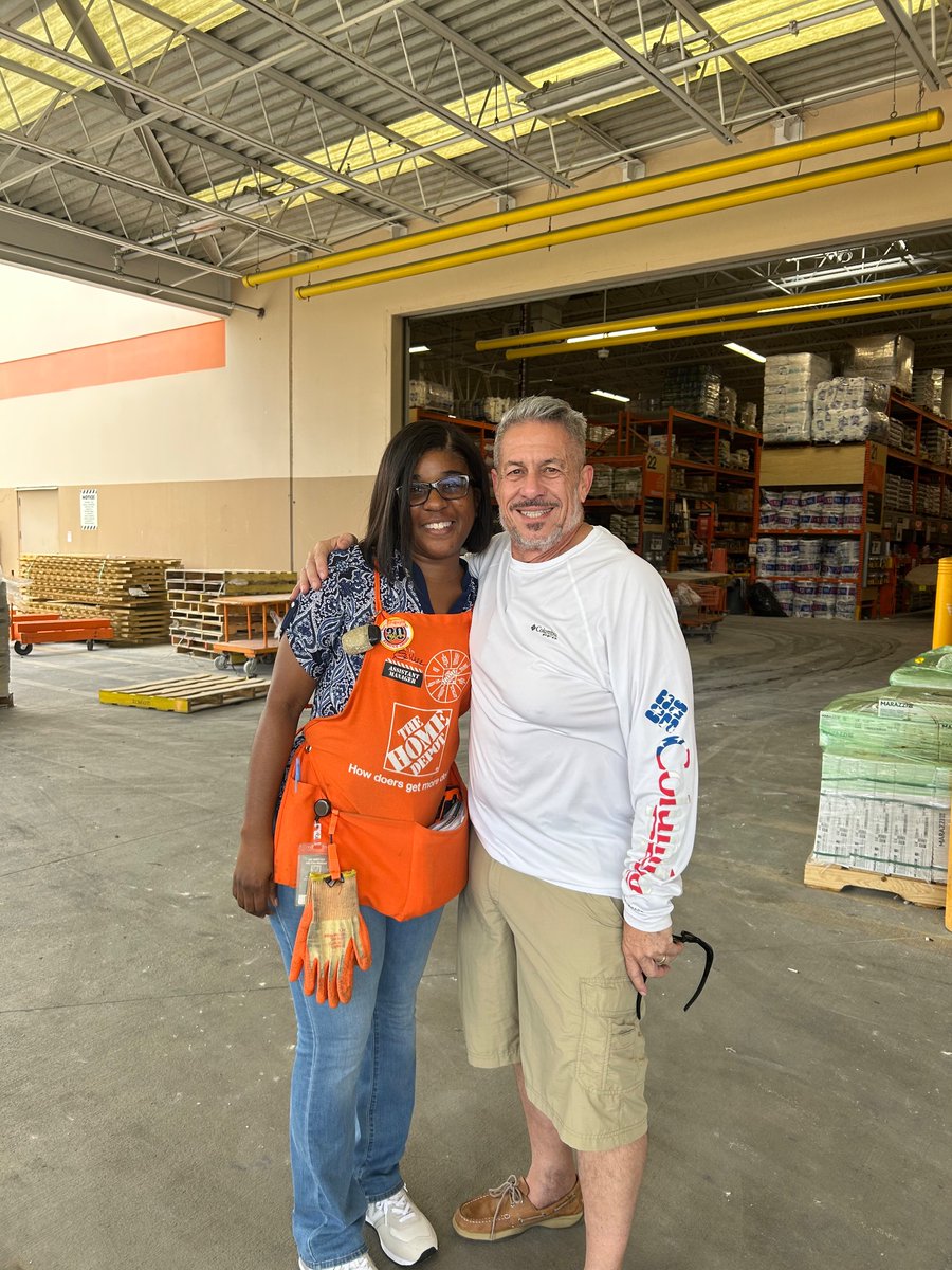 It’s always a pleasure to have Mayor “Pepe” shopping with us.