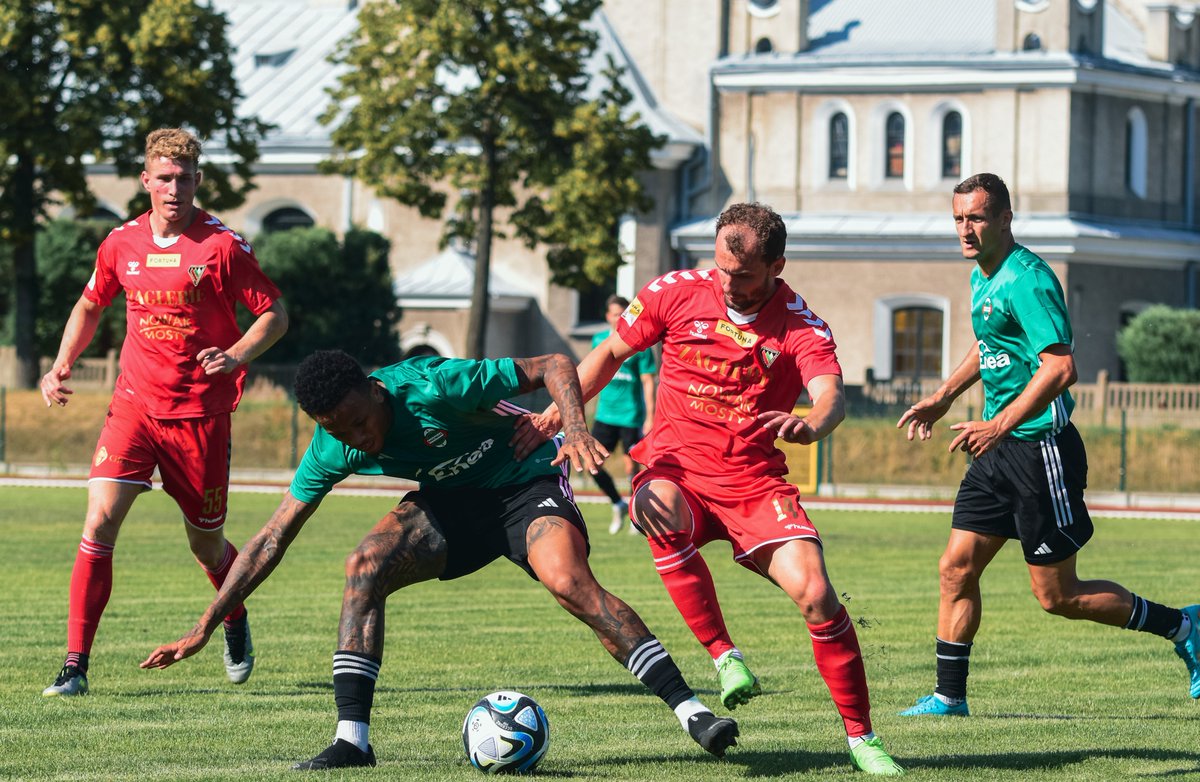 zaglebie_eu's tweet photo. ⚽️  0⃣:1⃣   Kamil Biliński, 82 minuta (rzut karny)❗️
👉  "Bila" świetnie wprowadza się do drużyny, wykorzystując rzut karny podyktowany za faul właśnie na nim.
@1910radomiak gra w 10-tkę, gdyż faulujący Bilińskiego Cestor dostał czerwoną kartkę. https://t.co/UuzQlZGwAB