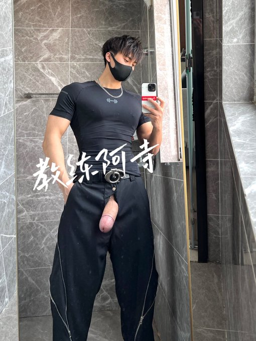 xiaoshazouyihui's tweet photo. 爆漏粗大鸡吧 味道狠骚 #谁来跪舔品尝  想要个表面成熟正经 内心喜欢被男人玩肏的反差骚逼洞抽插交配  做我的炮友装着我的精液回家 喜欢的人私信来交流 https://t.co/hdjqf92mJI