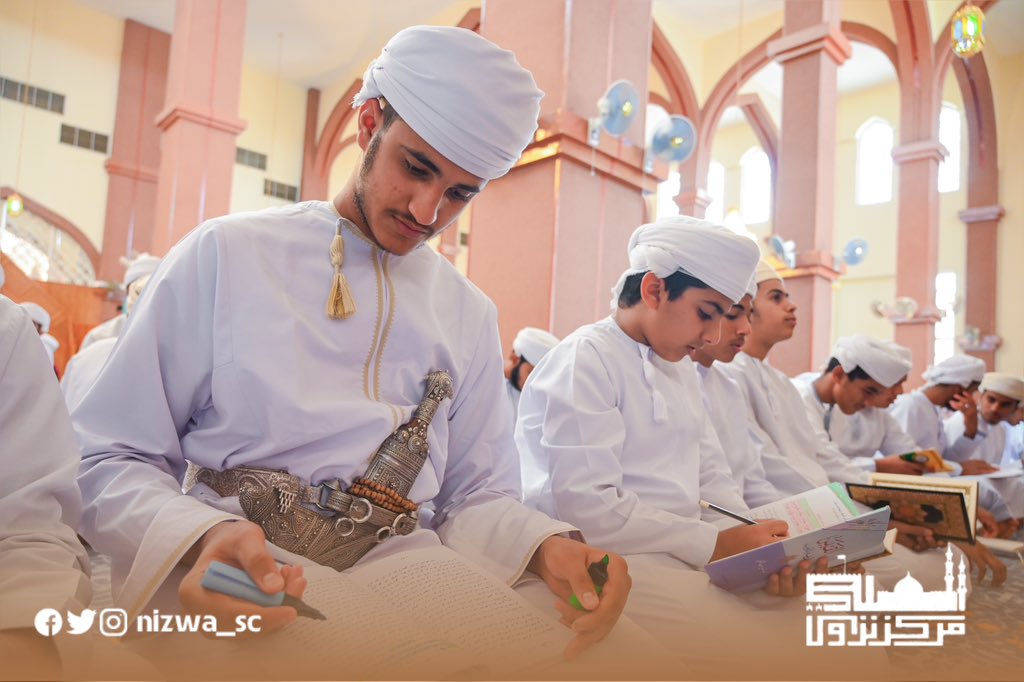 nizwa_sc's tweet photo. طلاب مركز نزوى العلمي قبيل صلاة الجمعة في جامع نزوى العريق. #مركز_نزوى_العلمي #١٤٤٤ https://t.co/9gyn0qKWfe
