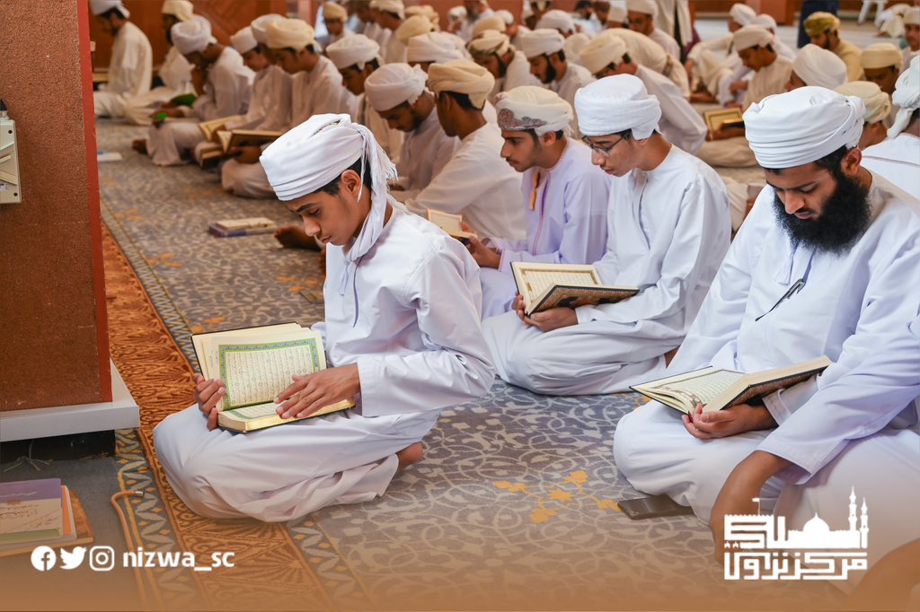 nizwa_sc's tweet photo. طلاب مركز نزوى العلمي قبيل صلاة الجمعة في جامع نزوى العريق. #مركز_نزوى_العلمي #١٤٤٤ https://t.co/9gyn0qKWfe