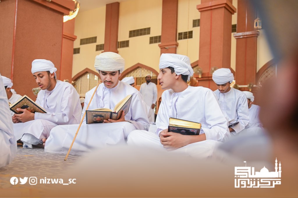 nizwa_sc's tweet photo. طلاب مركز نزوى العلمي قبيل صلاة الجمعة في جامع نزوى العريق. #مركز_نزوى_العلمي #١٤٤٤ https://t.co/9gyn0qKWfe