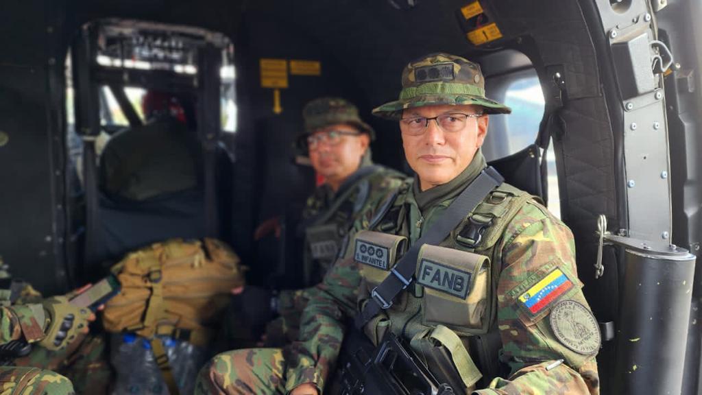 FerrerSandrea's tweet photo. Felicito efusivamente al Sr. Mayor General Santiago Infante Intriago por su merecida ratificación al frente de la Defensa y protección de la soberanía aeroespacial de la Patria con nuestra digna @AmbFanb ¡Paladines del Espacio Soberano! 🇻🇪 https://t.co/ybHFEsf73T