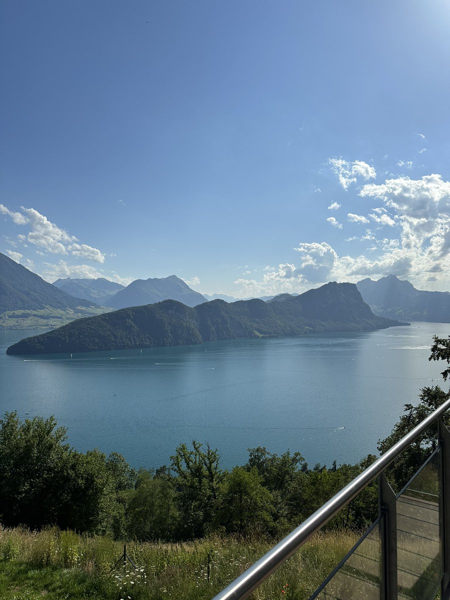 اطلالتي من كوخ في قرية Vitznau على بحيرة لوزيرن .. استغلوا هدوء اوروبا بالويك اند واقفالهم للمحلات انكم تآخذون اكواخ وتروقون فيها، واغلبها فيها عده الشّوي والطبخ وآلات قهوة وغيرها. يعني ماتحتاجون تطلعون.