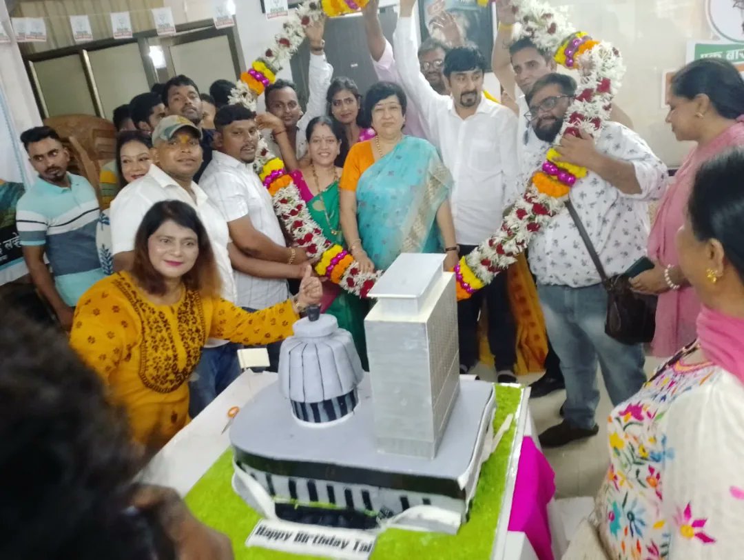 The beloved MLA @LavekarBharati and team celebrating success with a Grand Customized Cake from #DalesEdenCakeShop! It was an honor to be part of this celebration.

#cake #lavekarbharati #mla #bjp #politics #customer #happycustomer #regularcustomer #creamcake #celebration