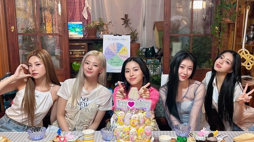 ITZYofficial's tweet photo. ☀ Summer Holiday LIVE on MIDZY's B-DAY ☀

YouTube REPLAY
🍉 https://t.co/e0GVX9Vxko

#ITZY #MIDZY @ITZYofficial
#HappyBirthdayMIDZY https://t.co/0HWTPwBKvI