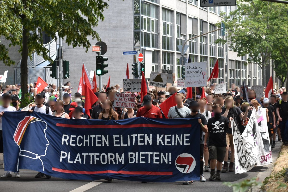 ThomasPWue's tweet photo. 1️⃣ Am 08.07.2023 Demonstrierten 370 Personen in Mainz gegen die Rechte Burschenschaft Germania Halle zu Mainz die als Kaderschmiede der AfD in Rheinland-Pfalz gilt.
#mz0807 https://t.co/ouUgzbrlmC