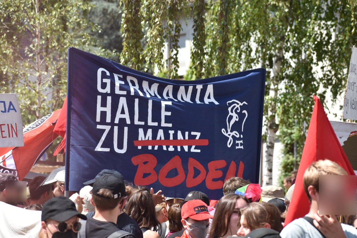 ThomasPWue's tweet photo. 1️⃣ Am 08.07.2023 Demonstrierten 370 Personen in Mainz gegen die Rechte Burschenschaft Germania Halle zu Mainz die als Kaderschmiede der AfD in Rheinland-Pfalz gilt.
#mz0807 https://t.co/ouUgzbrlmC