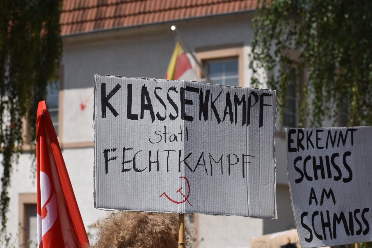 ThomasPWue's tweet photo. 2️⃣ Unter dem Motto "Rechten Eliten keine Plattform bieten!" und bunten schildern zog die Demonstration vom Hauptbahnhof zur Stahlbergstraße wo die Burschenschaft ihr Haus hat.
#mz0807 https://t.co/IBreuyo5co