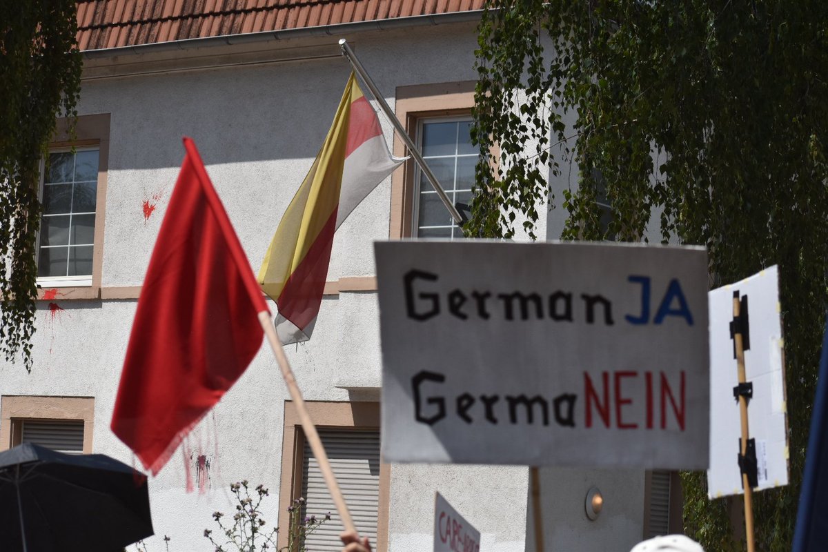 ThomasPWue's tweet photo. 2️⃣ Unter dem Motto "Rechten Eliten keine Plattform bieten!" und bunten schildern zog die Demonstration vom Hauptbahnhof zur Stahlbergstraße wo die Burschenschaft ihr Haus hat.
#mz0807 https://t.co/IBreuyo5co