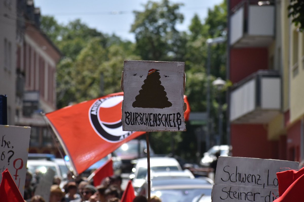 ThomasPWue's tweet photo. 2️⃣ Unter dem Motto "Rechten Eliten keine Plattform bieten!" und bunten schildern zog die Demonstration vom Hauptbahnhof zur Stahlbergstraße wo die Burschenschaft ihr Haus hat.
#mz0807 https://t.co/IBreuyo5co