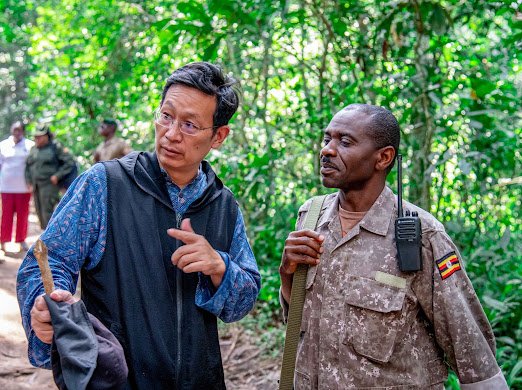 PRC_Amb_Uganda's tweet photo. Tourists are safe. One doesn't need to worry about the safety in the national parks, as you see tourists must be accompanied by ( ward) guides during the trekking. https://t.co/58dNcsfZCY