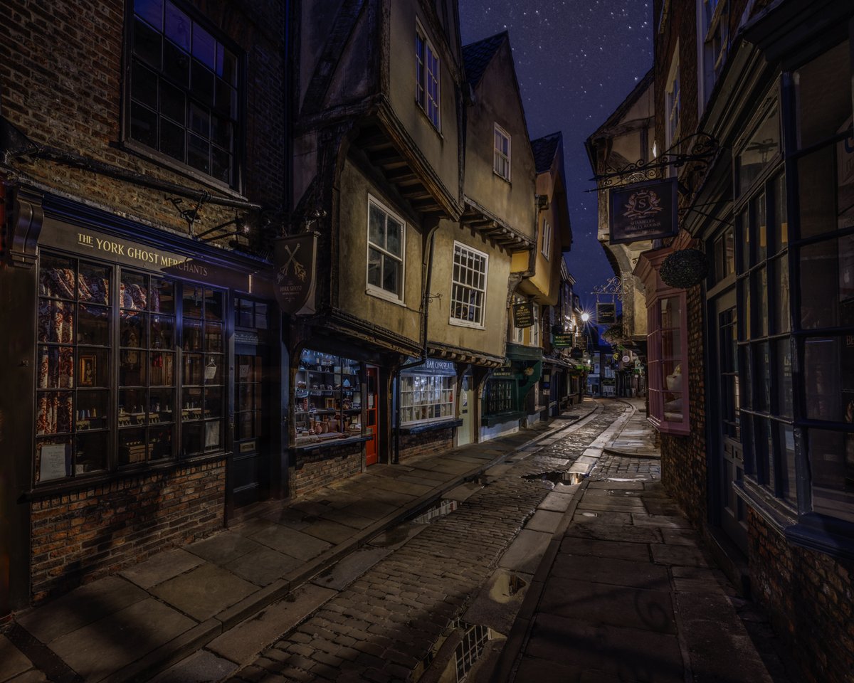 ChunAlan's tweet image. Watched a video on YouTube about editing a picture of the Shambles in York using the amazing Photoshop Beta tools. Image kindly given by Jamie R Mathlin to play with. Here's the before and after of what I did #PhotoshopBeta #AITools #Adobe #GenerativeFill #RemoveTool