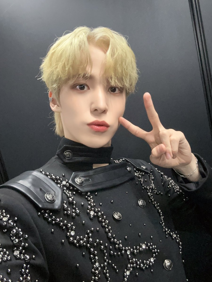 [#윤호] 오늘도 에이티니 덕분에 행복해❤😘
#ATEEZ #에이티즈
