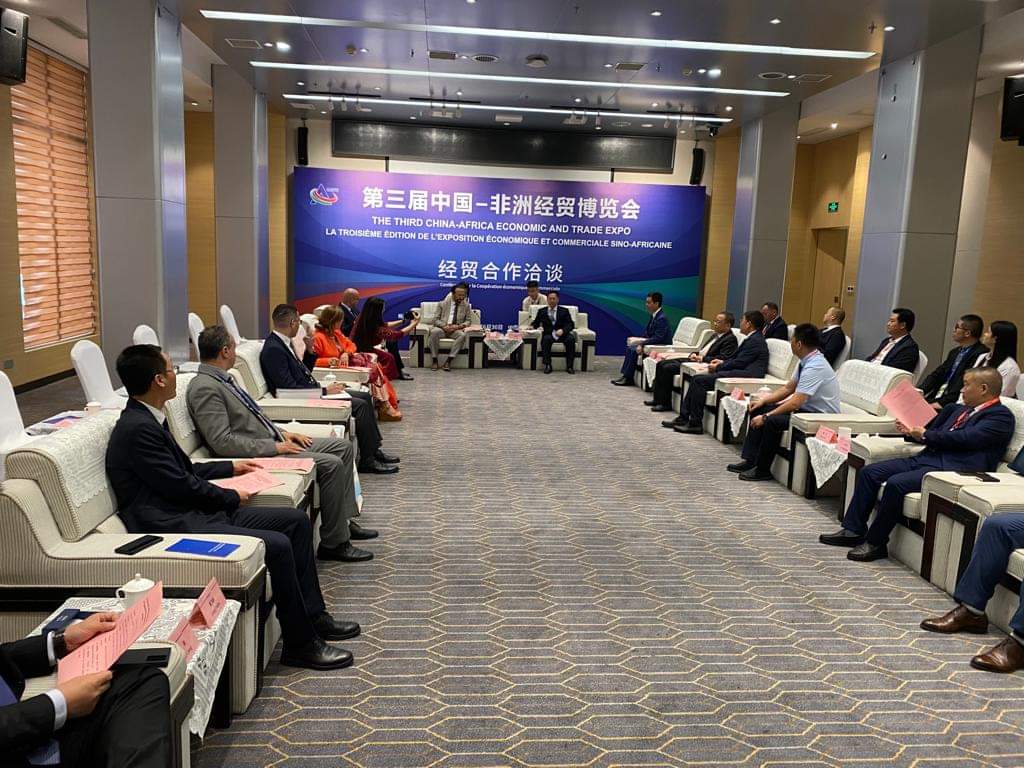 🇨🇳 🇨🇳 En marge de la participation de la CONECT à la 3ème édition de l'Exposition économique et commerciale Chine-Afrique (CAETE) à du 29 juin au 02 juillet 2023, une réunion restreinte de haut niveau et à un dîner de bienvenue en l'honneur de la délégation tunisienne