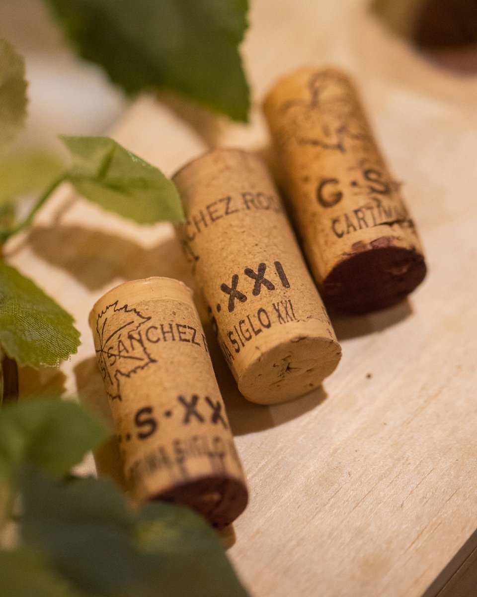 DESCORCHE es eso. Es lo nuestro. Es EL BAR de vinos de Málaga. Porque en él se respira Málaga. Se huele Málaga. Sabe a Málaga...
.
📱Reservas: +34 689 586 795 / + 34 951 539 044
📍c / Álamos 8, #Málaga 

#wine #winelover #foodandwine #vino #invinoveritas #vinoteca #vinosdemalaga