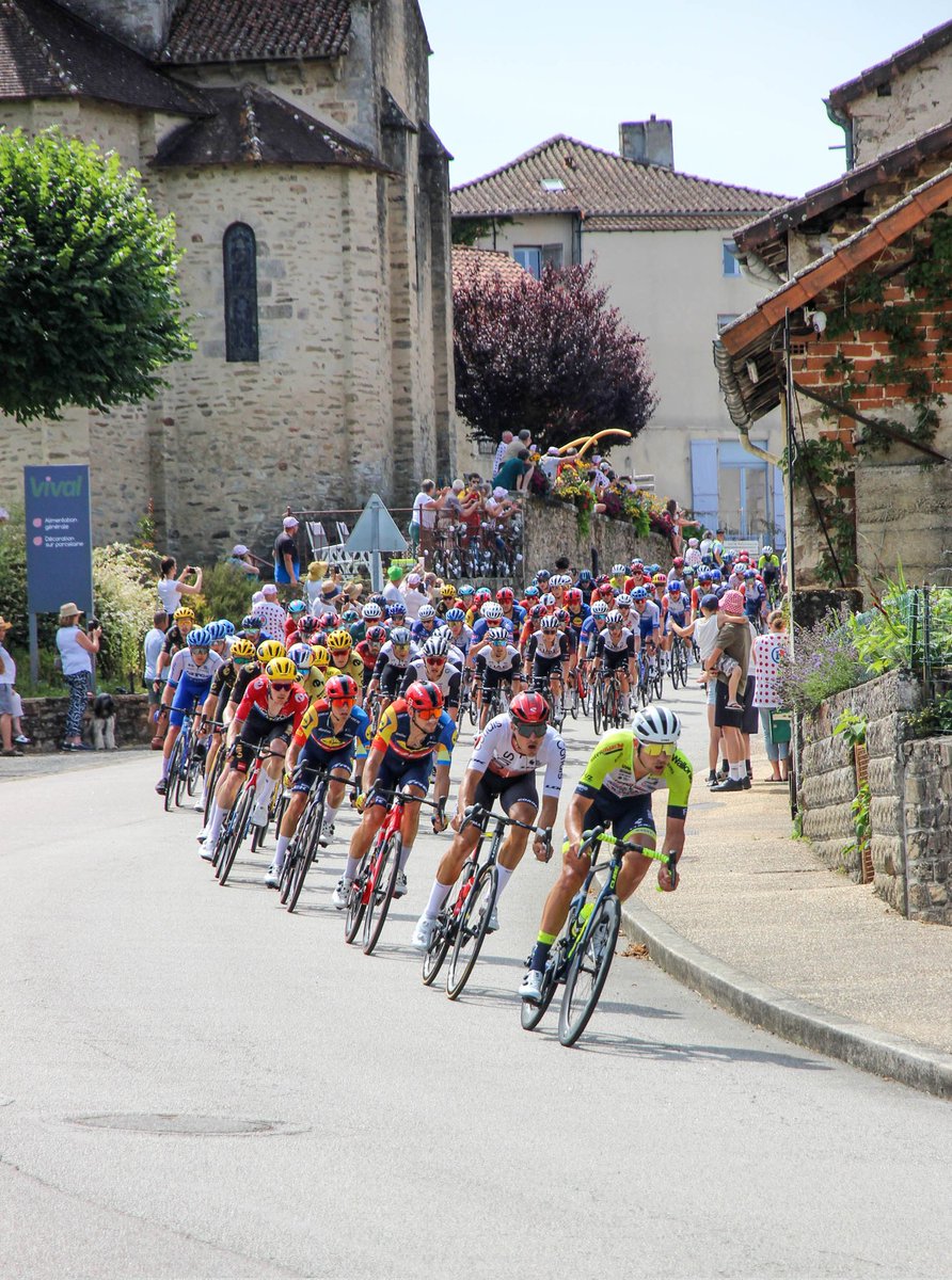 tonydavidfoster's tweet photo. The 3 leaders over a minute ahead of the main peloton at Dournazac. Tour de France Stage 8, Libourne to Limoges.
#tourdefrance #TourDeFrance2023 https://t.co/mCD1AzbltT