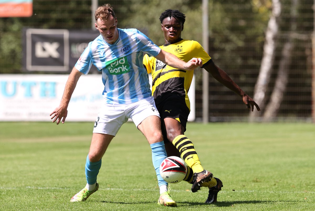 schwatzgelbde's tweet photo. Sommer, Sonne, Testspiele - es geht weiter. Heute mit der #BVBU23 den #ASC 09 Dortmund mit 2:1 (1:1) im Aplerbecker Waldstadion geschlagen. Hier sind unsere 📸 zu #ASCBVBII. #BVB #BVBII #ASCBVB #ASCBVBU23☀️ https://t.co/H75Zll24mU
