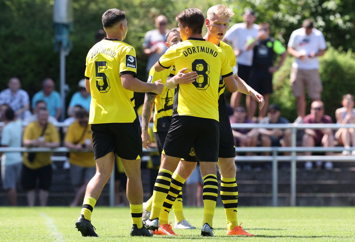 schwatzgelbde's tweet photo. Sommer, Sonne, Testspiele - es geht weiter. Heute mit der #BVBU23 den #ASC 09 Dortmund mit 2:1 (1:1) im Aplerbecker Waldstadion geschlagen. Hier sind unsere 📸 zu #ASCBVBII. #BVB #BVBII #ASCBVB #ASCBVBU23☀️ https://t.co/H75Zll24mU