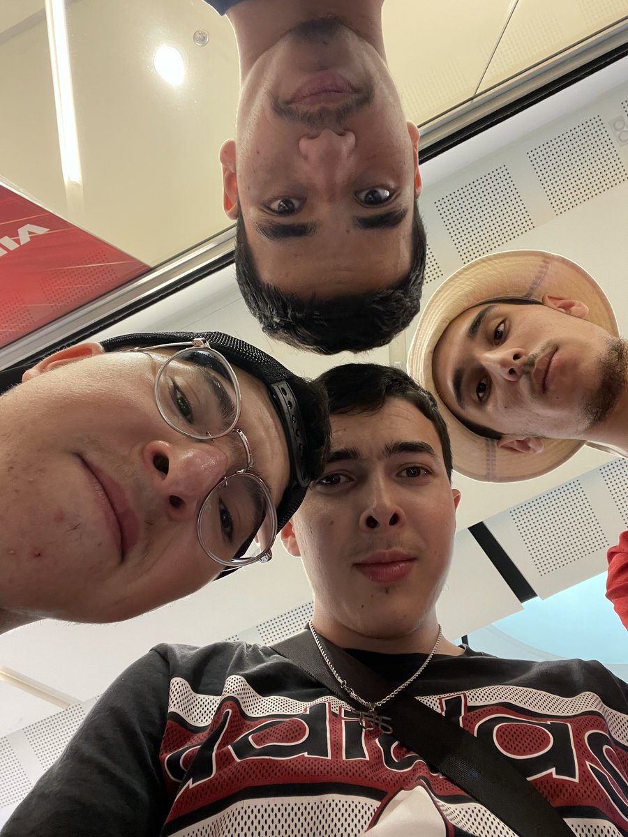 TobiasWhell's tweet photo. Aujourd’hui je vous demande 1 likes symbolique et je lance à 19h le live 😁 https://t.co/X2UQOQtWT4