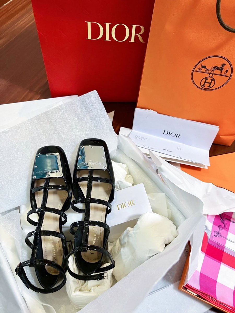 MastersBrake's tweet photo. I'm going out in my new shoes today👡 https://t.co/Yycm1lVhBH