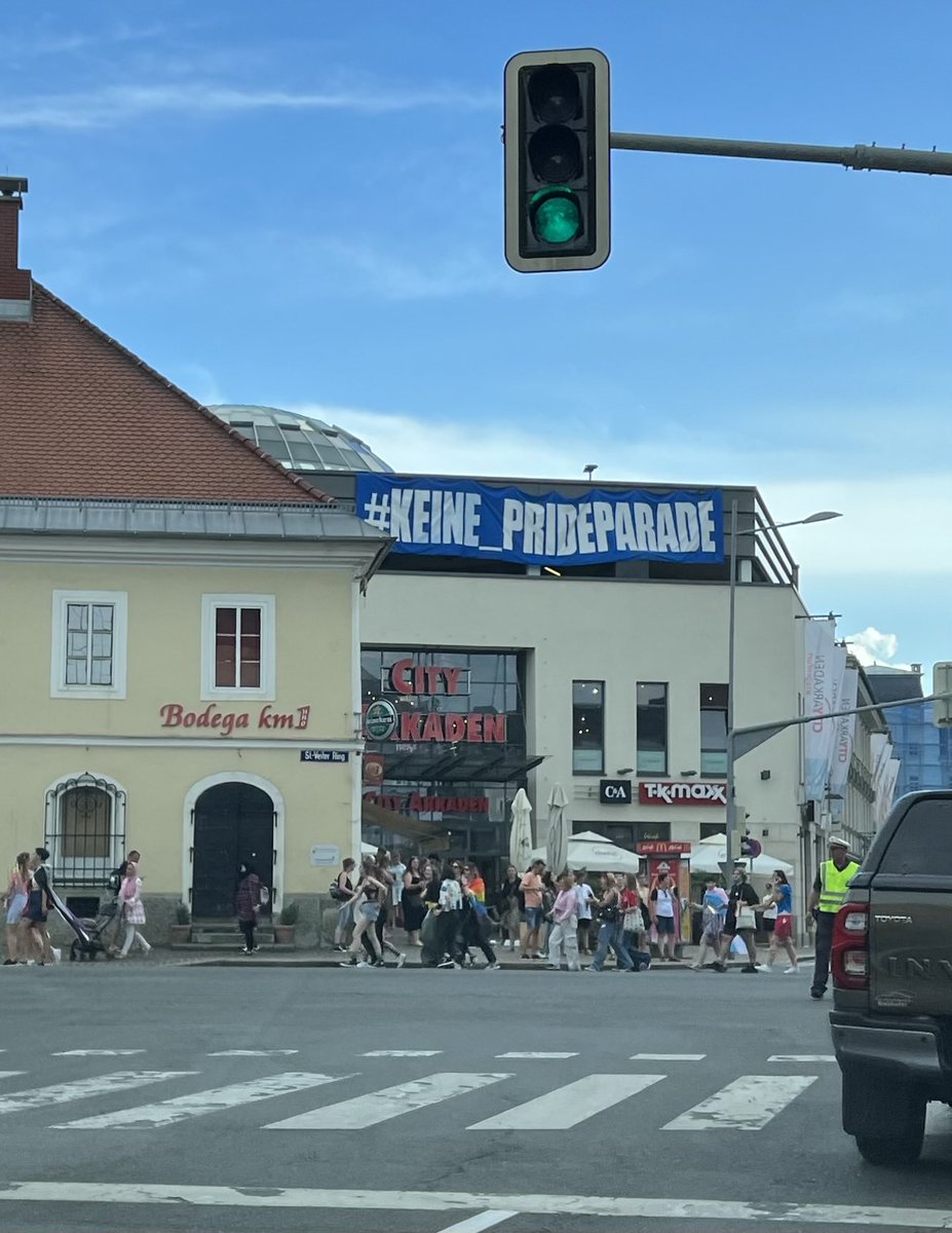Wieso macht jemand so etwas? Geld ausgeben für ein #hass Transparent? #prideparade #kaernten