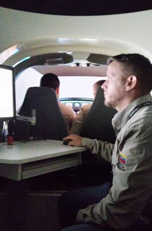 inac_ve's tweet photo. Cumpliendo con todos los requisitos exigidos, pilotos del @SAR_Venezuela con el apoyo del Grupo N°7 @AmbFanb #CIA32 y #Diamond, el cual cuenta con Garmin 1000, realizan recurrente de Instrucción de Vuelo Instrumental Simulado.

#GeneraciónTricolor https://t.co/ASLOG4tqDp