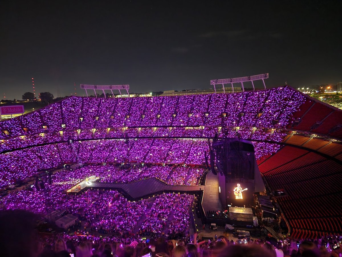 AllieSheaK's tweet photo. Survived the Great War for one of the greatest shows of my life with 55k Swifties and my best friends! Long live @taylorswift13! https://t.co/2qKdeAHdAK