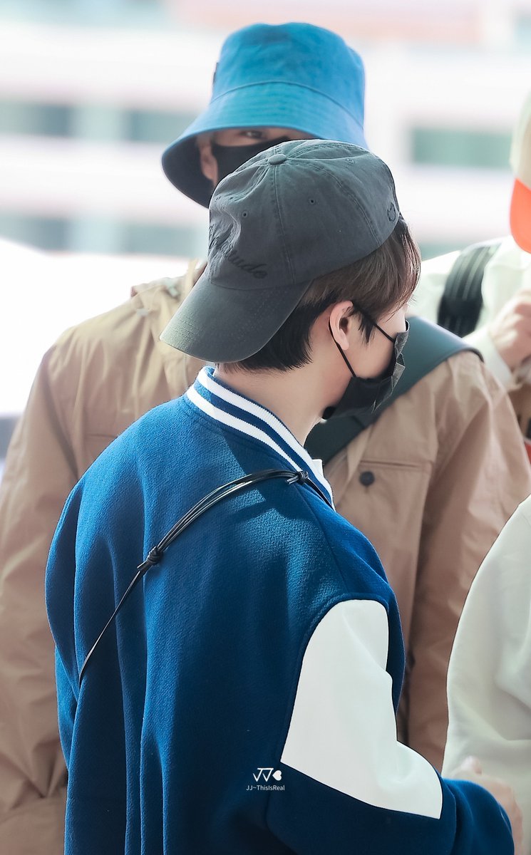 Jaemin and Jeno came from the same car, off to Malaysia TDS2 stop. But look at Jeno as he stares at Jaemin🤭
