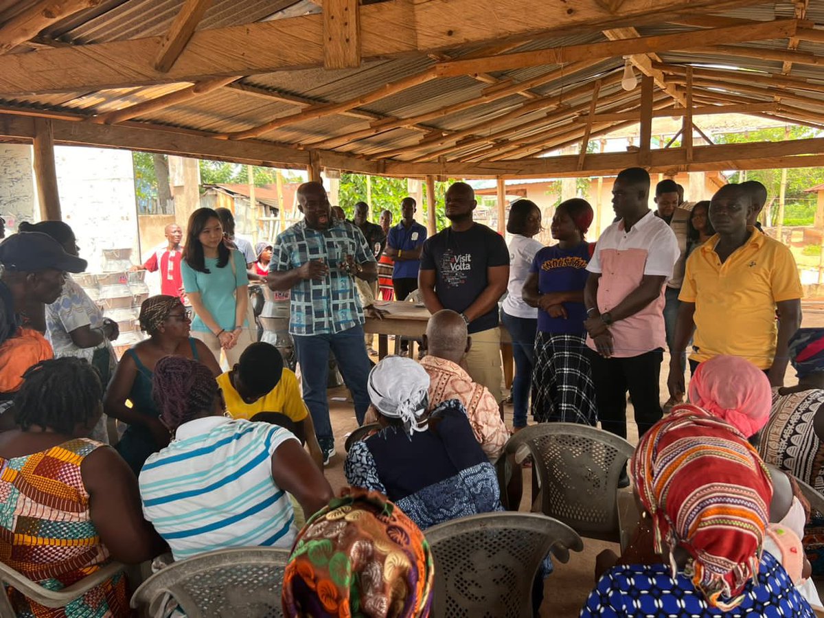 EtorJFlolu's tweet photo. On Thursday,I held a brief ceremony to launch a program to distribute improved cookstoves to hundreds of households within the Afadzato South District. This is in line with government's objective to introduce more environmentally friendly cooking methods to households in Ghana https://t.co/0zWSyiGzNq