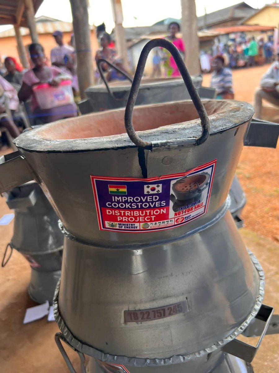 EtorJFlolu's tweet photo. On Thursday,I held a brief ceremony to launch a program to distribute improved cookstoves to hundreds of households within the Afadzato South District. This is in line with government's objective to introduce more environmentally friendly cooking methods to households in Ghana https://t.co/0zWSyiGzNq