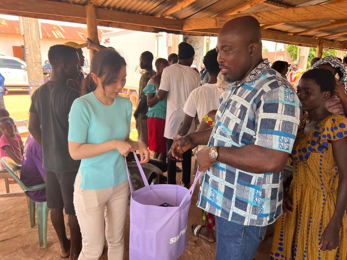 EtorJFlolu's tweet photo. On Thursday,I held a brief ceremony to launch a program to distribute improved cookstoves to hundreds of households within the Afadzato South District. This is in line with government's objective to introduce more environmentally friendly cooking methods to households in Ghana https://t.co/0zWSyiGzNq