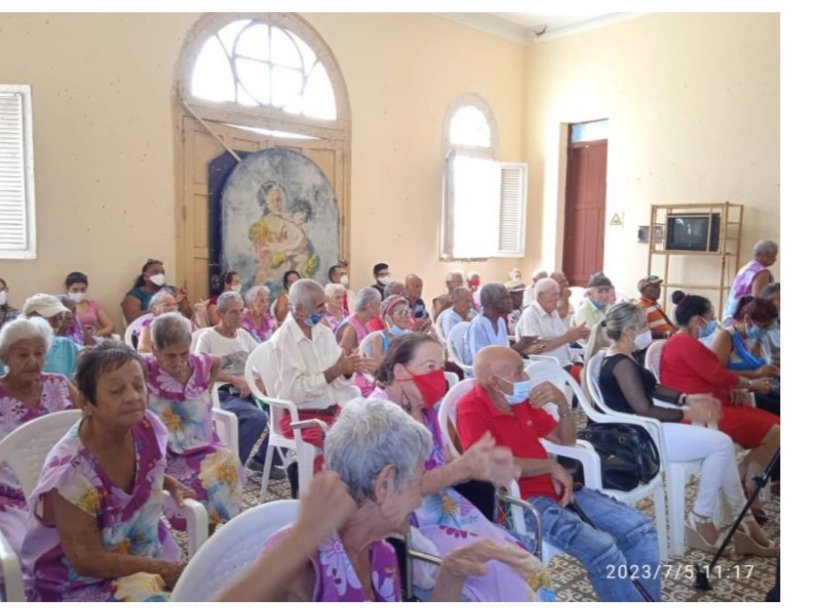 Maydolisdprhcav's tweet photo. Una mañana alegre se vivió en el Hogar de Ancianos en #CiegodeÁvila, donde los abuelos y abuelas disfrutaron de la buena música y de un donativo del #FCVC de avituallamiento, para mejorar las condiciones de vida de los abuelitos que residen allí.
#LatirXUn26DeVictorias
#Ciego https://t.co/bnwXXjv58m