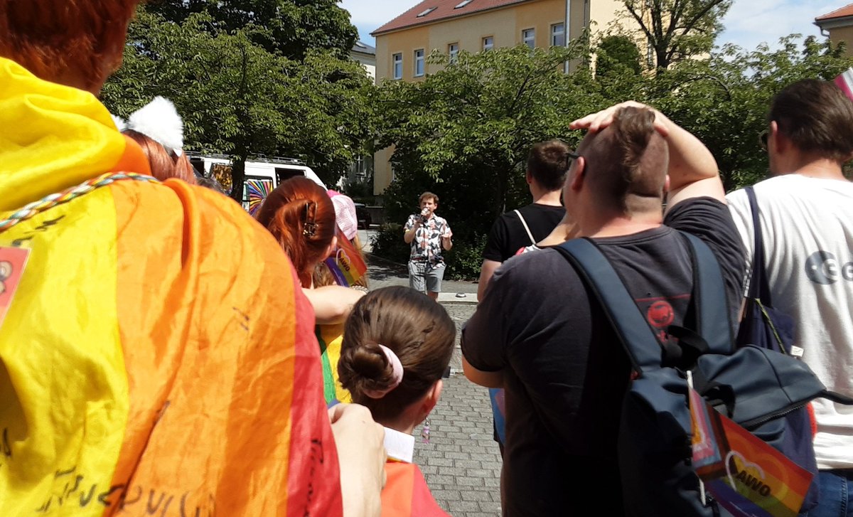 BirgitKieschni1's tweet photo. So Leute, @JLoeschau ist sicher heiser🤭...er hat viel geredet und sich sehr gefreut. Wir waren viele bunte Menschen und die Nazis haben sich so präsentiert, wie man es erwartet in #Bautzen. Sogar ihre Eier haben sie vom Kornmarktcenter nach uns geworfen🤪. #CSDBautzen #CSD https://t.co/7Y3ufYQum8