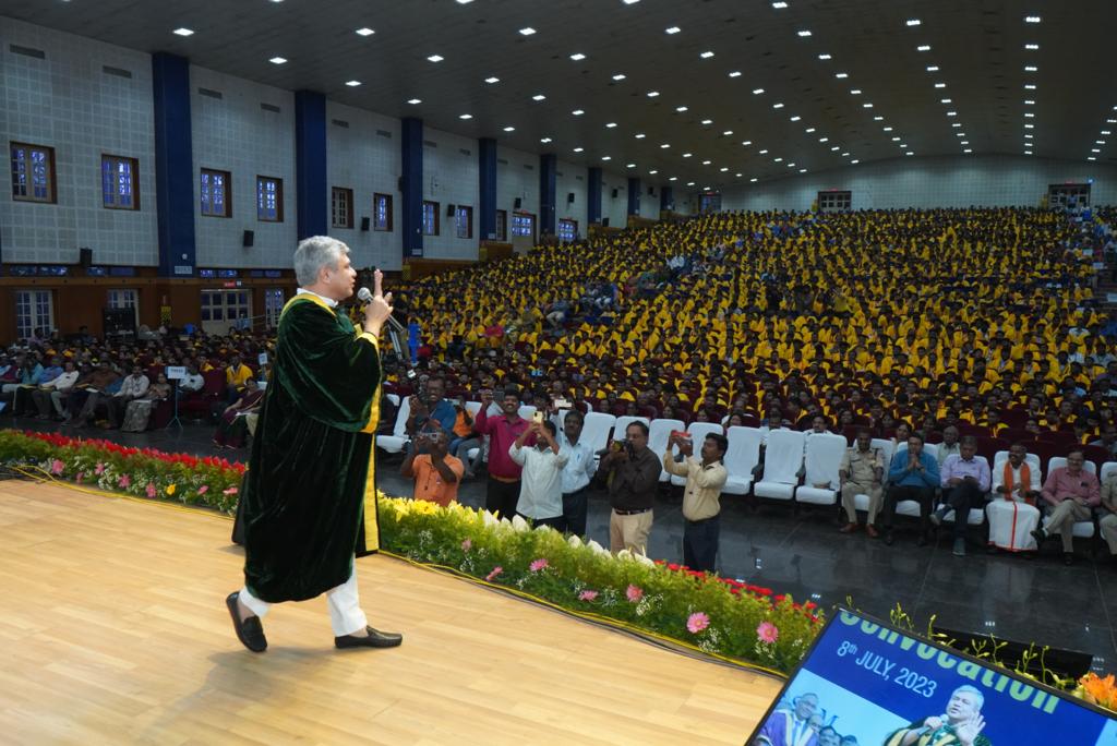 AshwiniVaishnaw's tweet photo. Interacted with our talented nation builders at their convocation ceremony. 

📍SRM University, Chennai https://t.co/xEwlrdzDRL